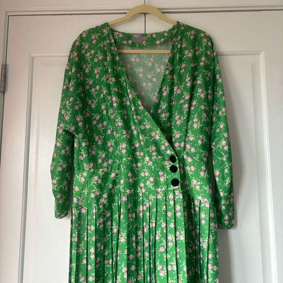 ASOS Green Silky Midi Pleated Dress. Vintage looking w/ Velvet Buttons Size 14. - Picture 8 of 8